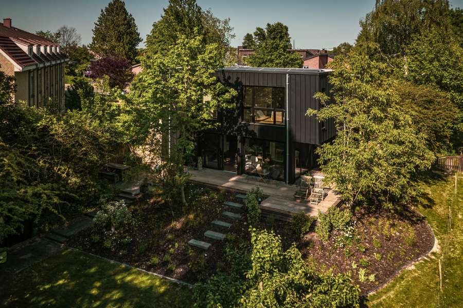 Arkitekt kræser for detaljerne i villa med naturudsigt og facadebeklædning i stål og sten, Konsul Lorenzen Straße 5, 24376 Kappeln, Tyskland
